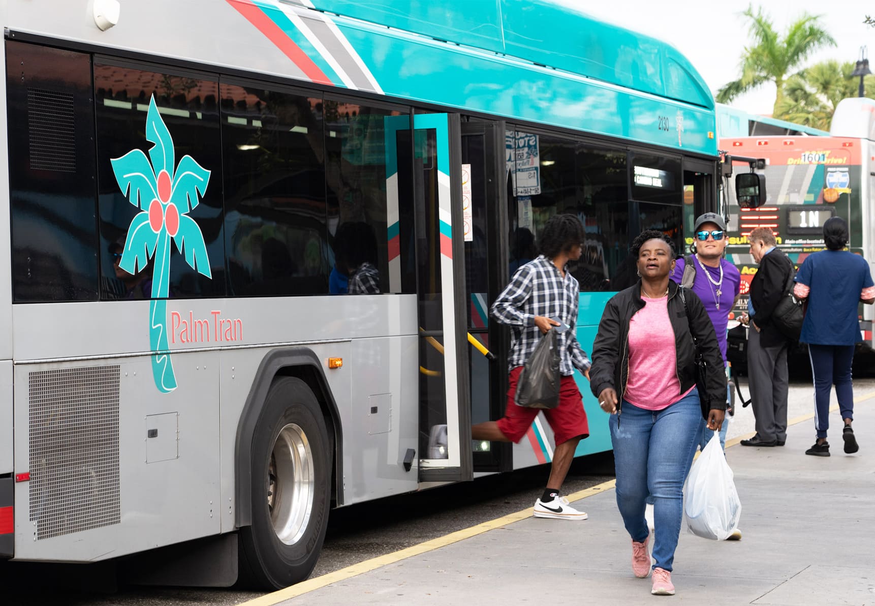 Palm Tran - Benefits of Open Payment people getting off of a Palm Tran bus