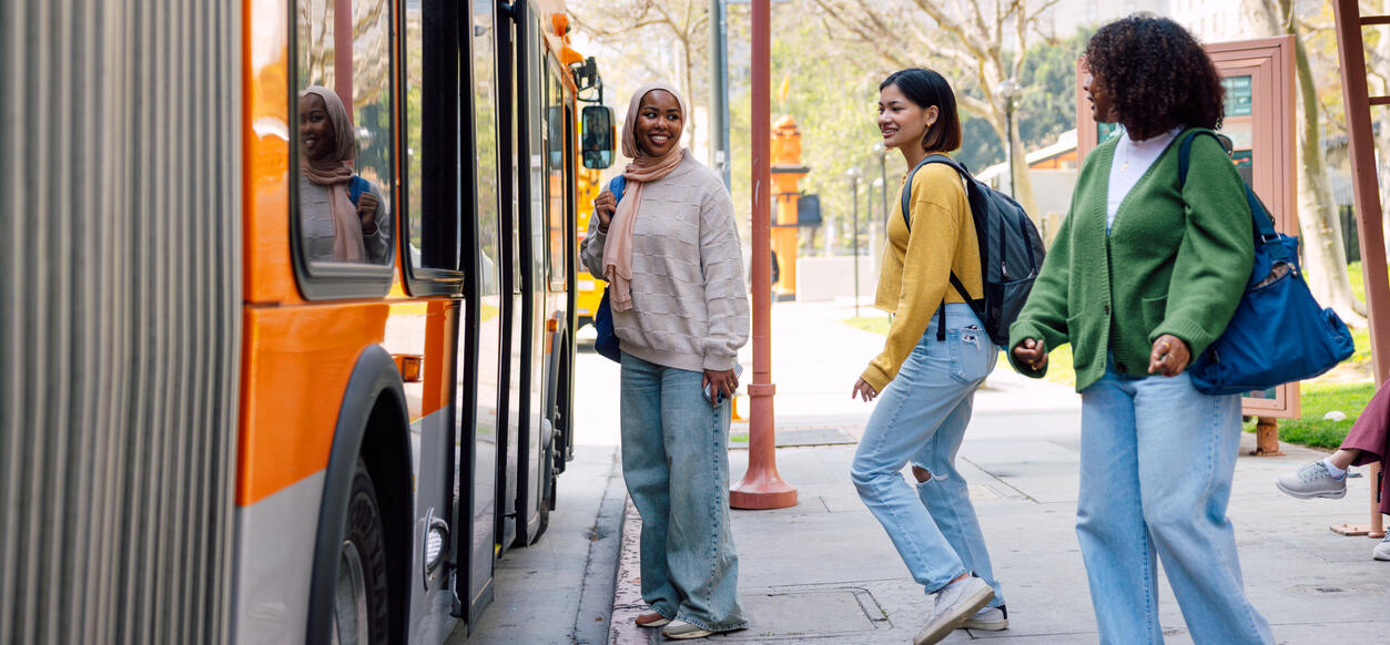 Students boarding bus to demonstrate card- and account-based fare media