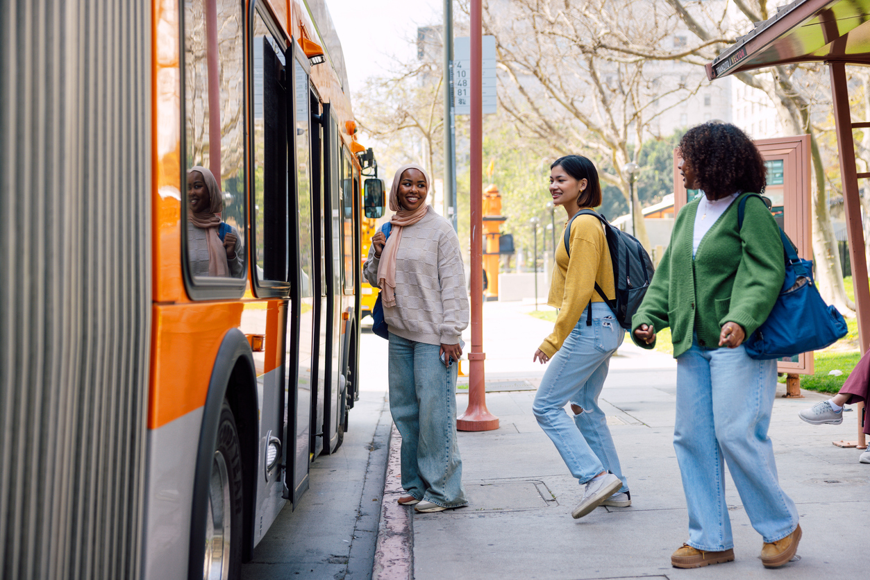 Students boarding bus to demonstrate card- and account-based fare media